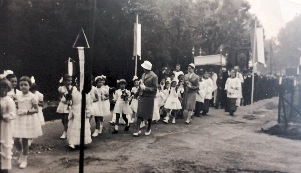 Communicantjes - sacramentsprocessie 1959 ©️ Heemkring Heel